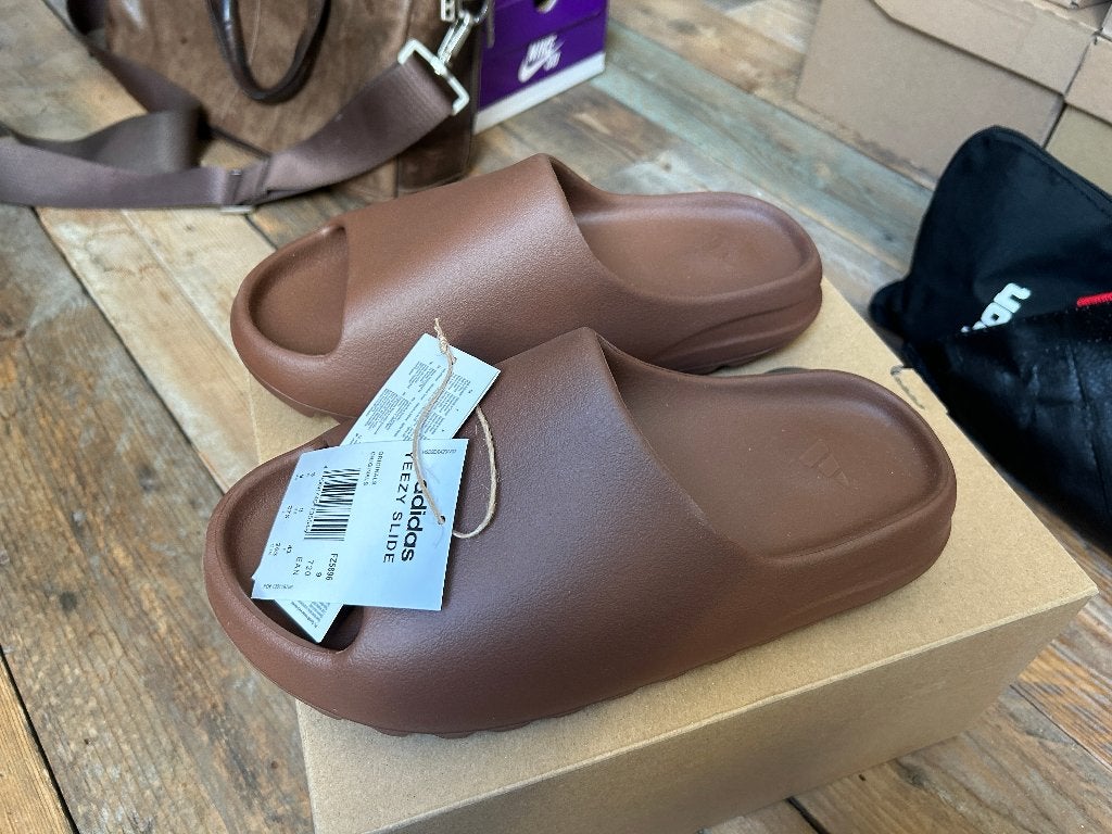 Adidas Yeezy Slides Flax - 43, Bruin, Nieuw, Ophalen of Verzenden, Sneakers of Gympen