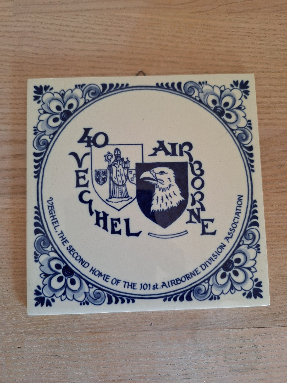 aardewerk tegel , 40 jaar Veghel Airborne Division, Ophalen of Verzenden, Landmacht, Nederland
