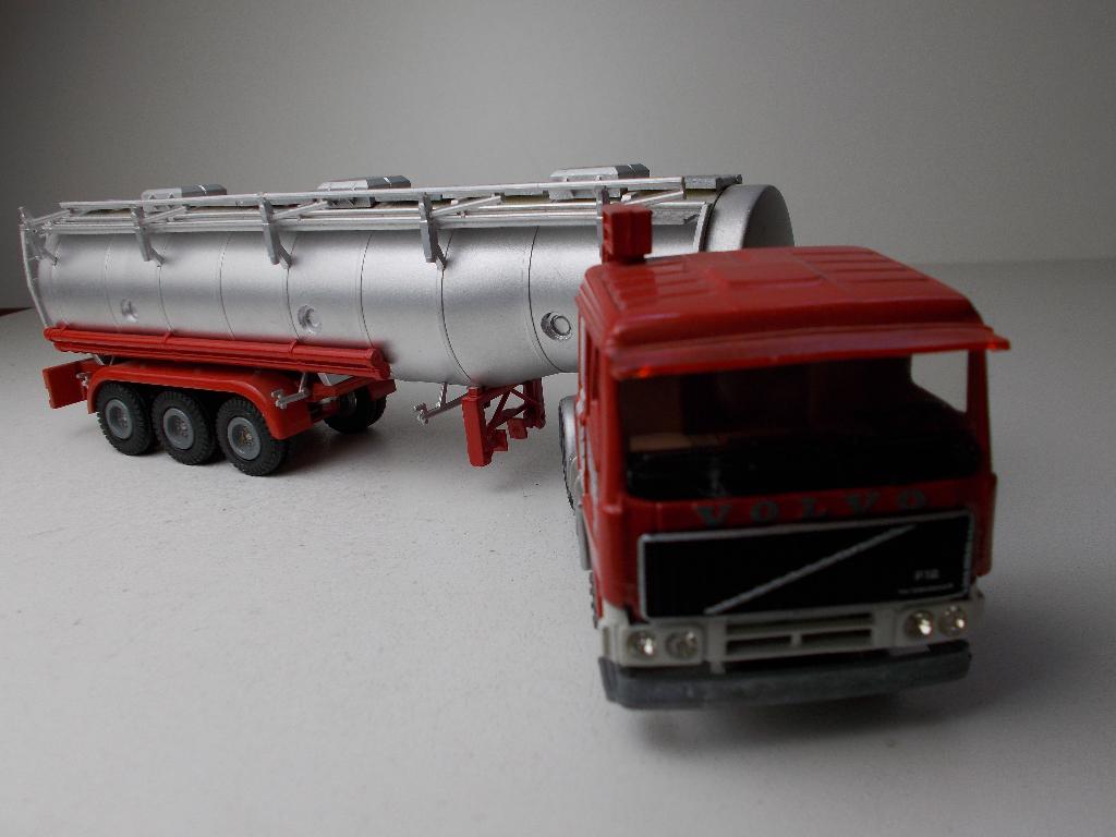 Vintage TEKNO (Holland) VOLVO TANKWAGEN I.z.g.st. (-B-), Ophalen of Verzenden, Zo goed als nieuw, Bus of Vrachtwagen, Tekno