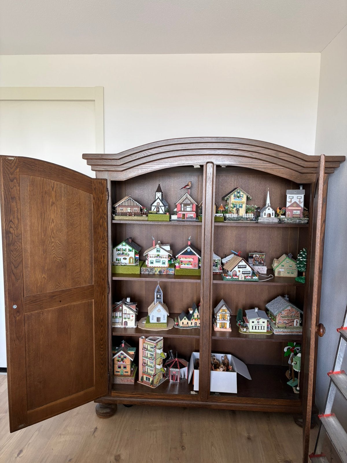 Diverse handgemaakte miniatuurhuisjes en kerken, Ophalen, Gebruikt