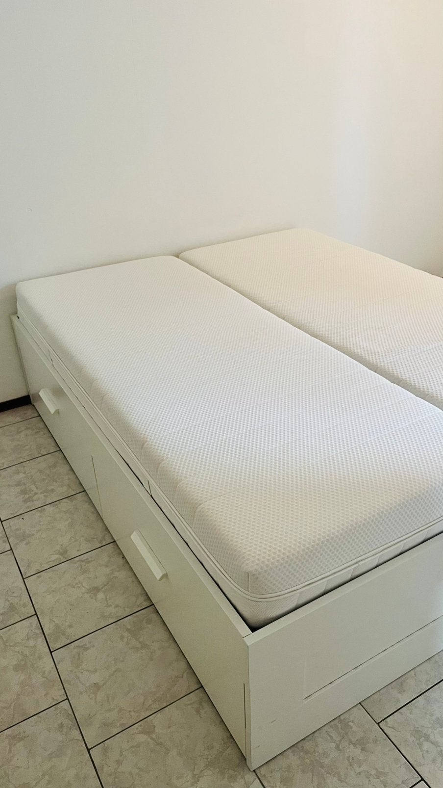 IKEA BRIMNES bed 160x200 + 2 matrassen – €200, Ophalen, Wit, Tweepersoons, Zo goed als nieuw