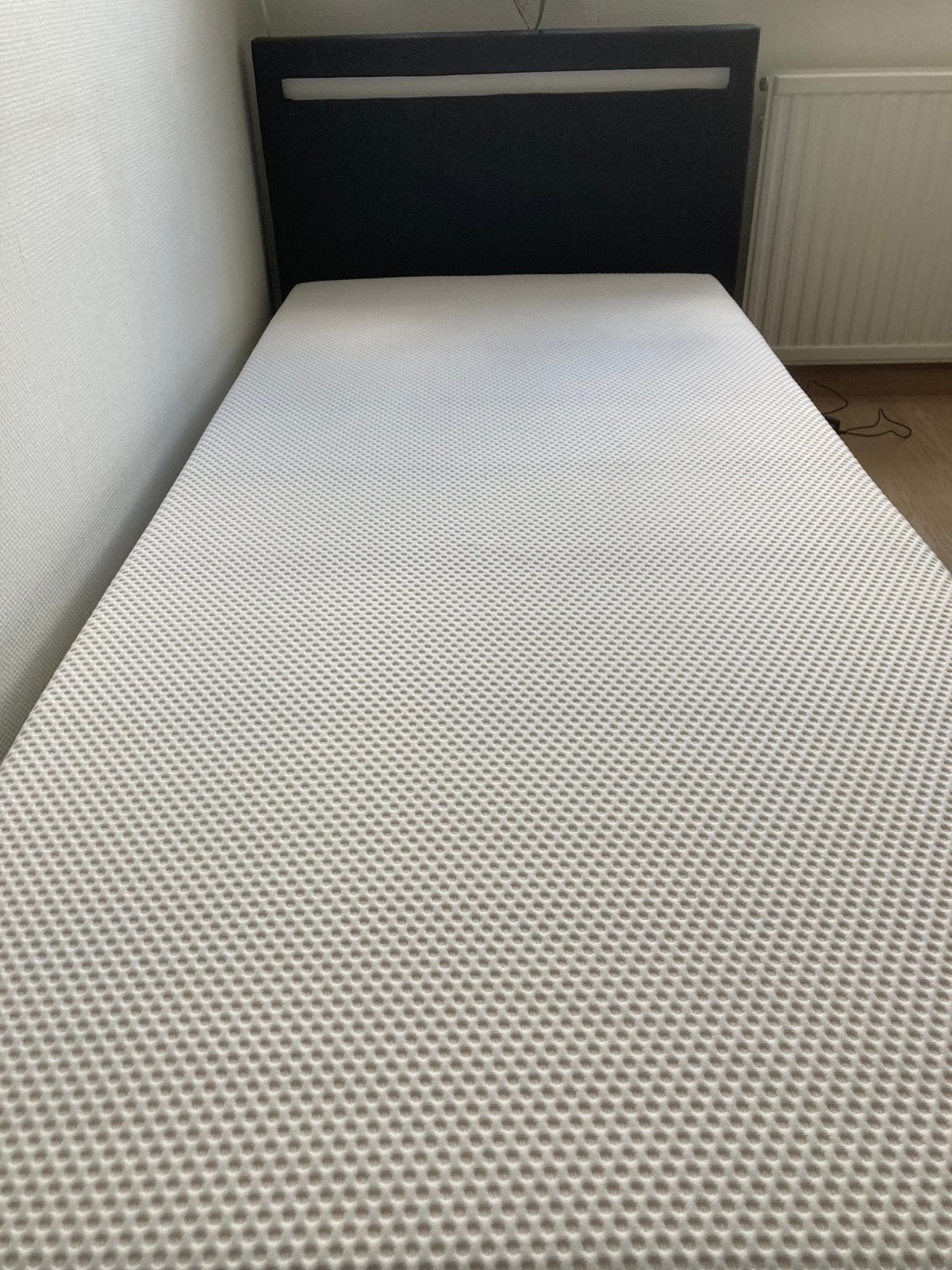 ZGAN 1-persoonsbed met IKEA-matras en LED-verlichting, Huis en Inrichting, Slaapkamer | Matrassen en Bedbodems, Zo goed als nieuw