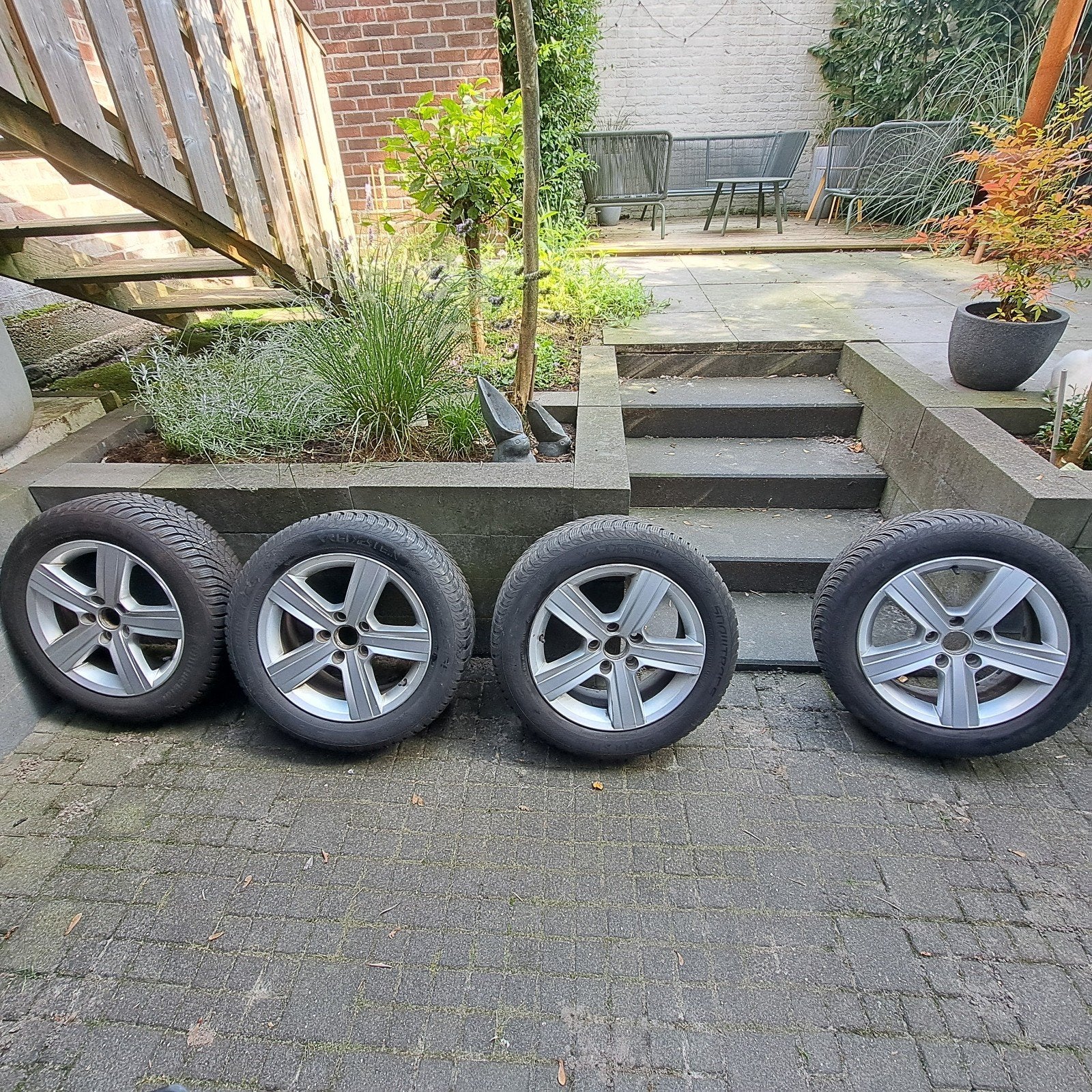 Vredestein en Continental winterbanden met velgen, Ophalen, Gebruikt, 16 inch, Banden en Velgen