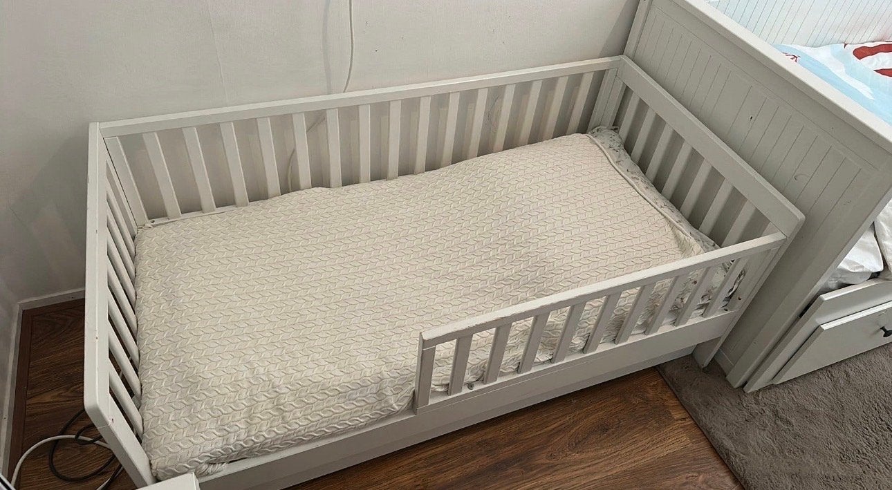 Wit kinderbed met spijlen en matras, 90 cm, Eenpersoons, Wit, Ophalen of Verzenden