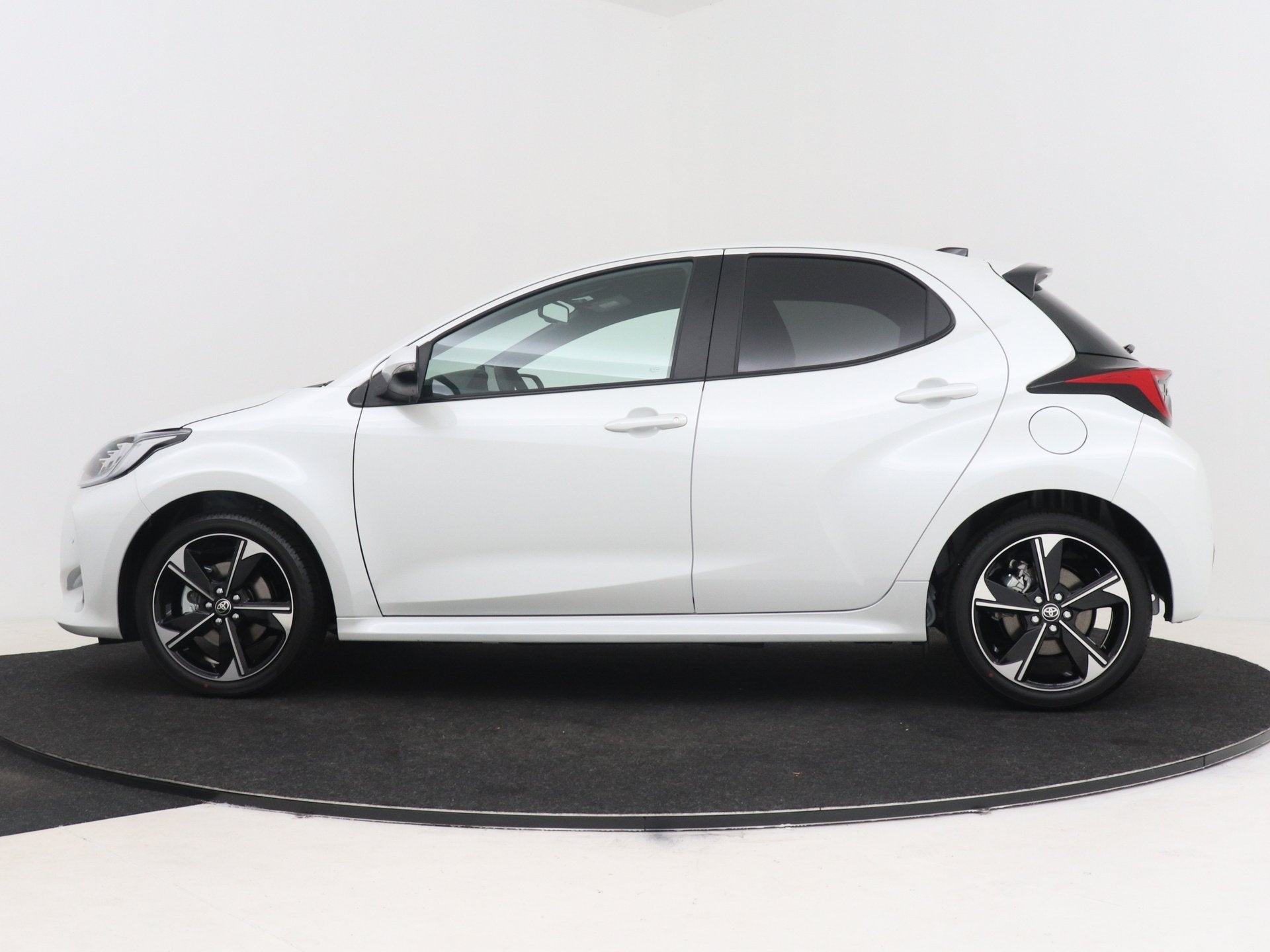 Toyota Yaris 1.5 Hybrid 130 Executive (bj 2025, automaat), Auto's, 12 maanden, 450 kg, Wit, Automatische klimaatregeling