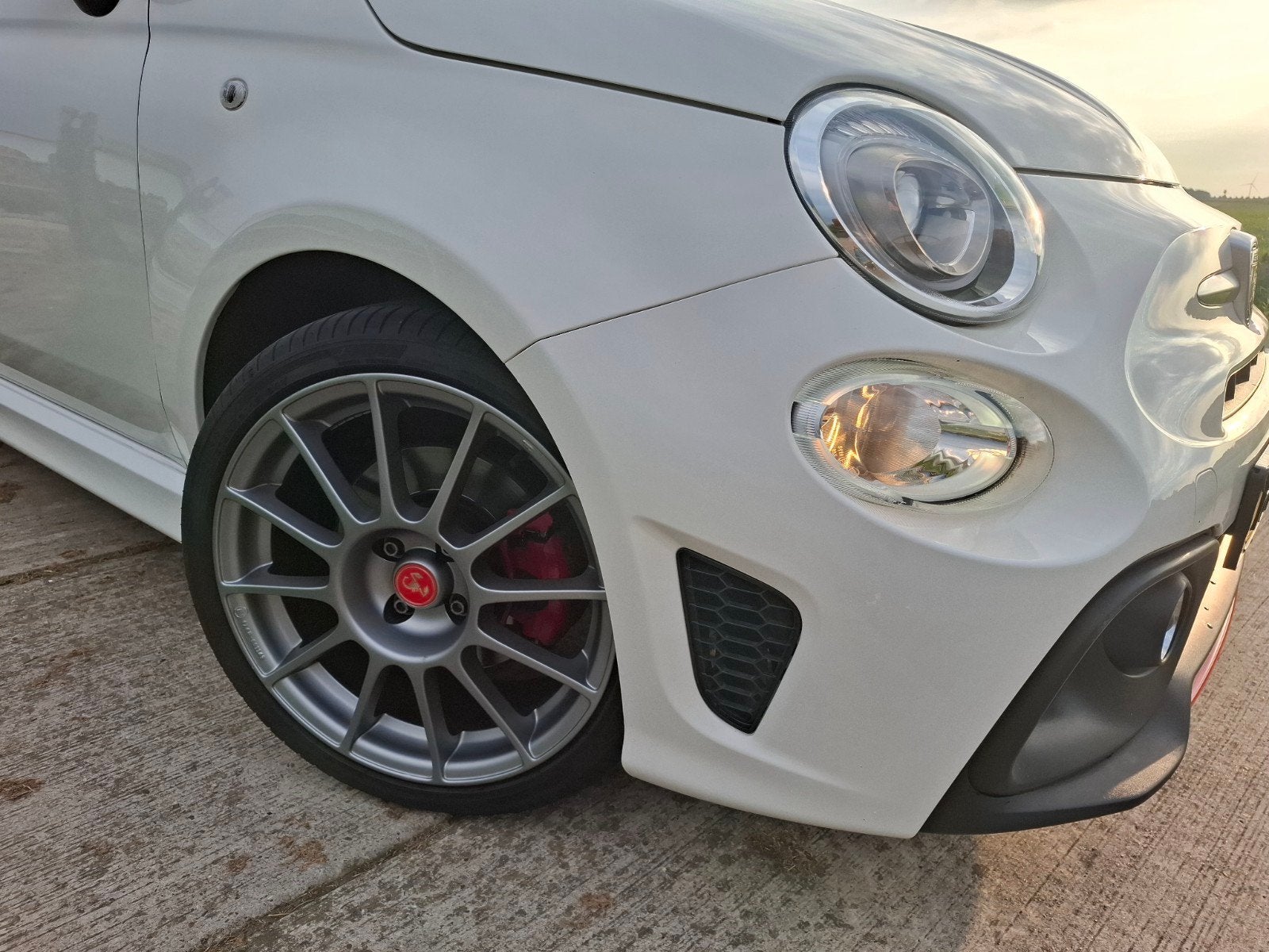 Foto 4 van Fiat 500 1.4 T-jet Abarth 595 145pk Wit 2019 Leder