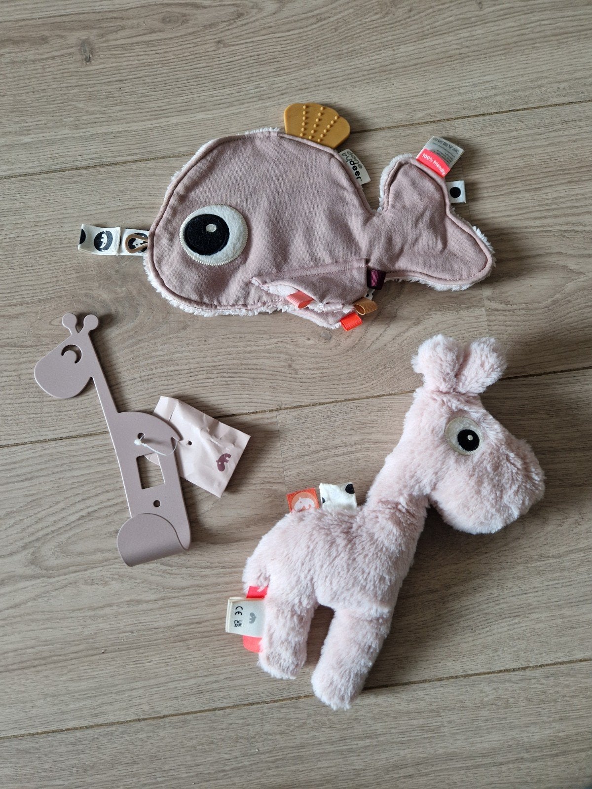 Done by deer knuffel, knuffeldoekje en ophanghaakje, Kinderen en Baby's, Ophalen of Verzenden, Zo goed als nieuw, Kraamcadeau
