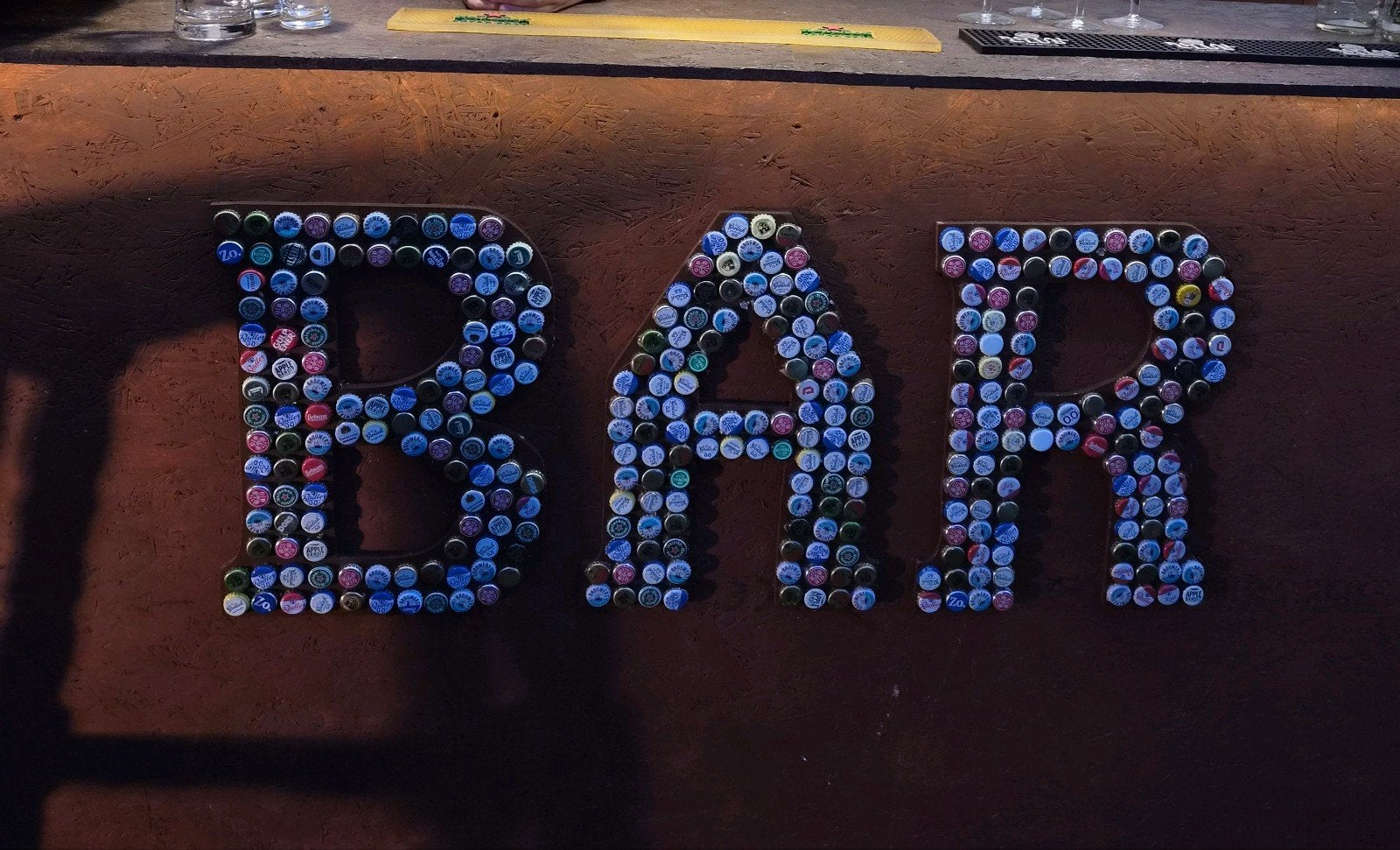Decoratieve houten letters met bierdoppen - BAR, Ophalen, Zo goed als nieuw
