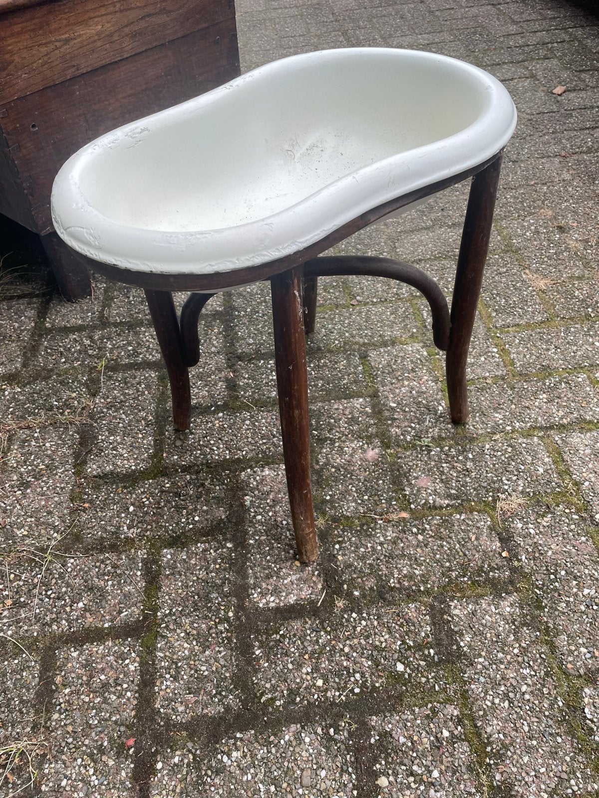Antieke babybadkuip op houten onderstel, Ophalen