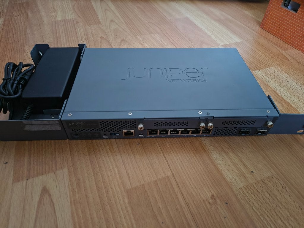 Juniper SRX320 router incl. rackmount beugels, Ophalen of Verzenden, Zo goed als nieuw, Router, Juniper Networks