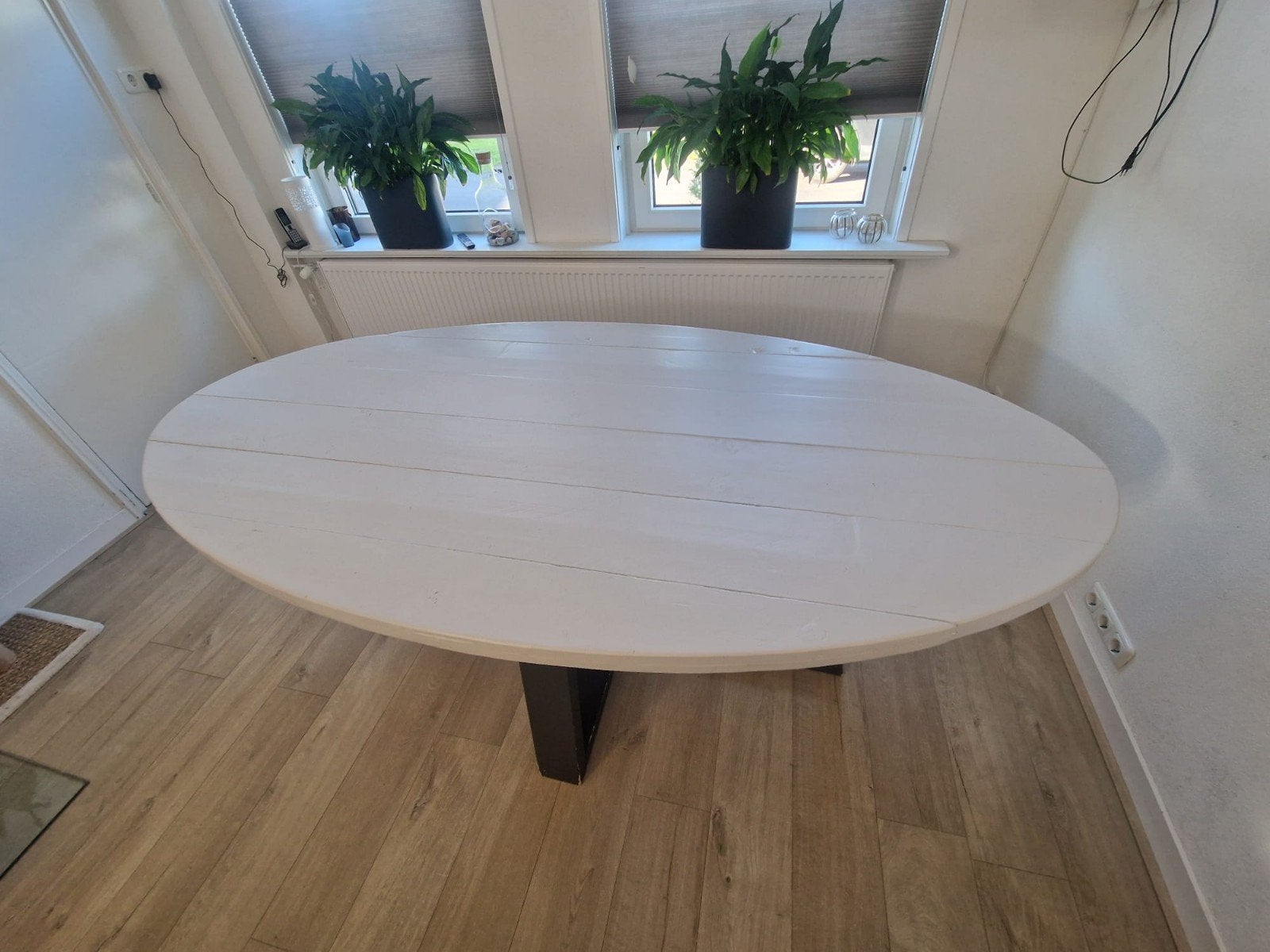 Ovale eettafel met wit blad en zwart onderstel, Ophalen, Gebruikt, 100 tot 150 cm, 150 tot 200 cm