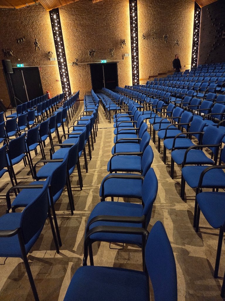 400 theater/conferentie stoelen (schakelbaar) izgst, Ophalen, Gebruikt, Meubilair