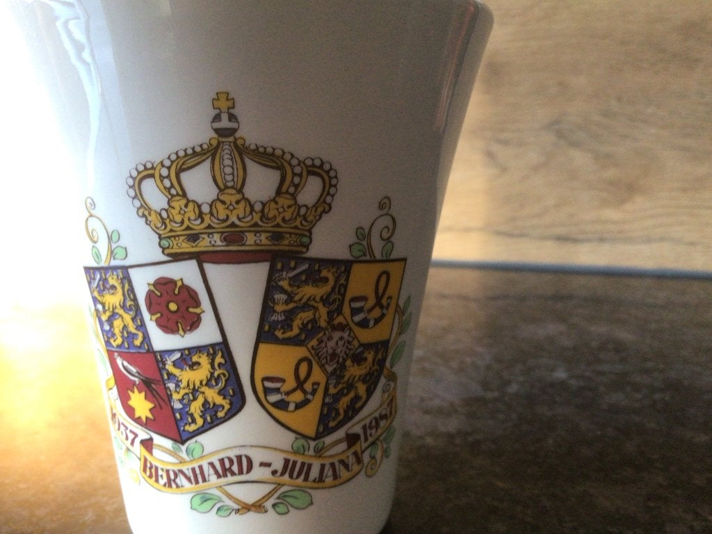 Mooie mok 50 jarig jubileum Bernard- Juliana 1937 - 1987, Verzamelen, Koninklijk Huis en Royalty, Ophalen of Verzenden, Zo goed als nieuw