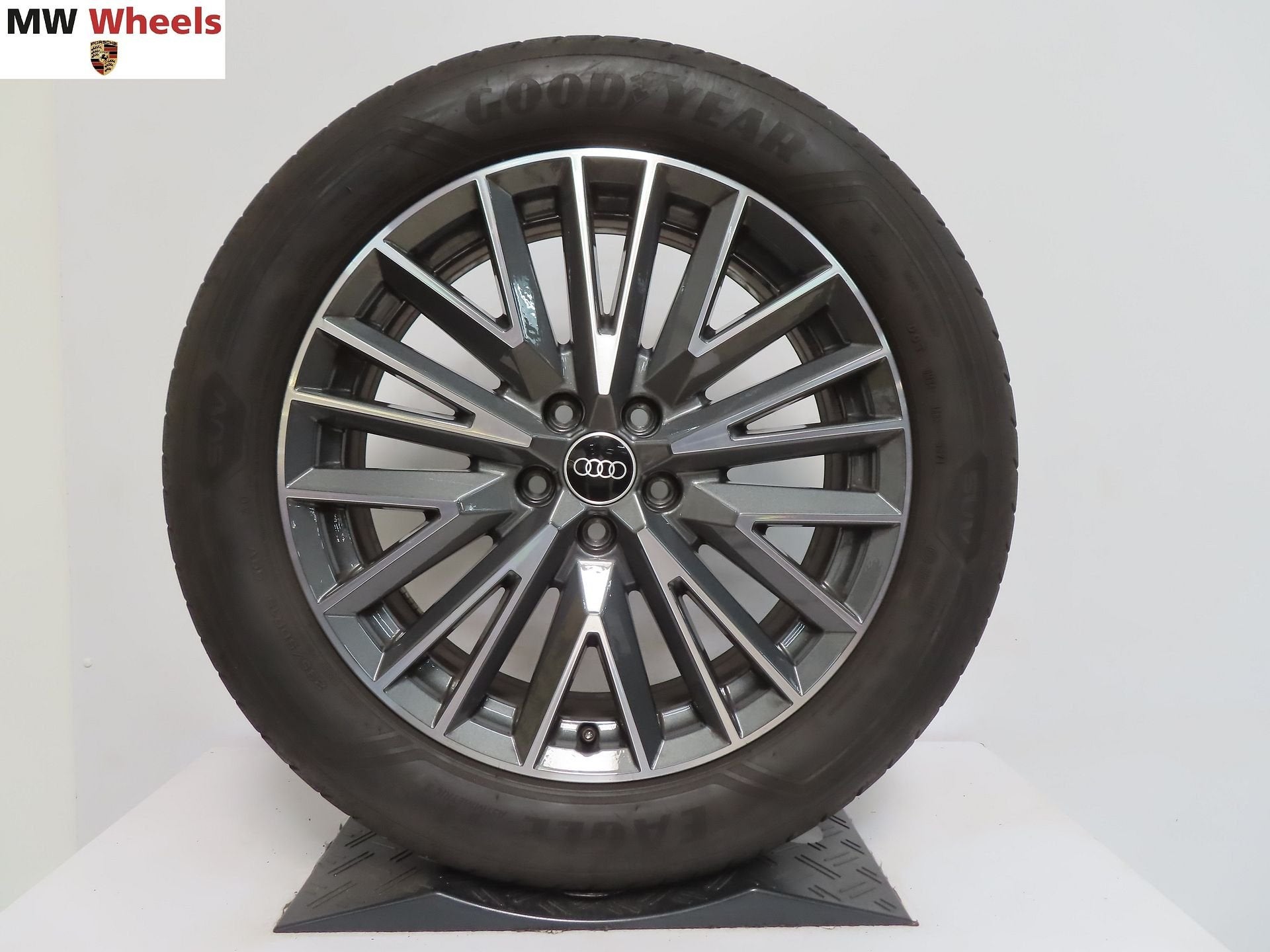 Originele Audi Q3 19 inch S line velgen met zomerbanden, 19 inch, Gebruikt, -, -
