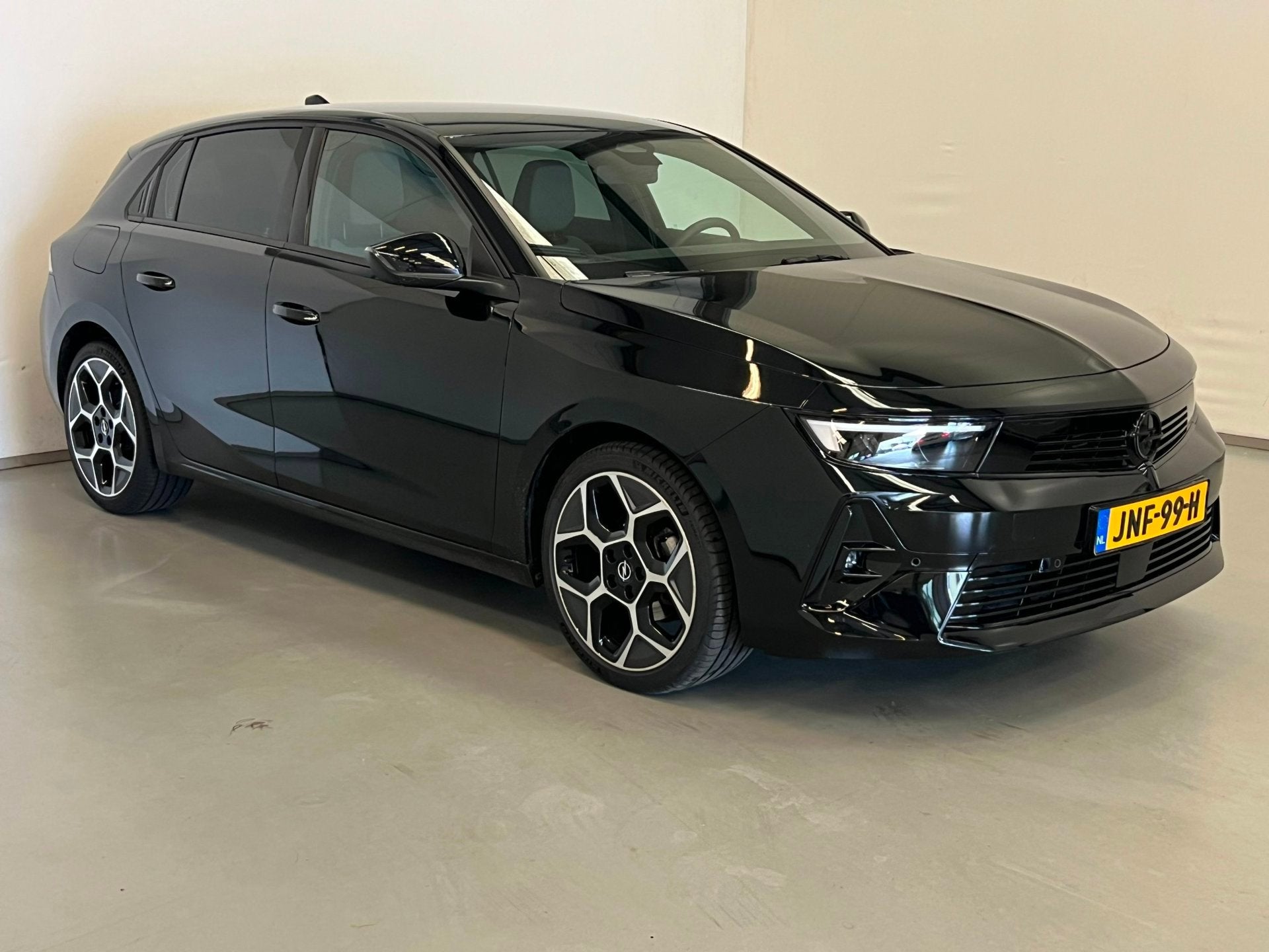 Opel Astra 1.2 Turbo Sport Night Edition / CarPlay / 18" LM, Stof, Gebruikt, 1199 cc, Zwart