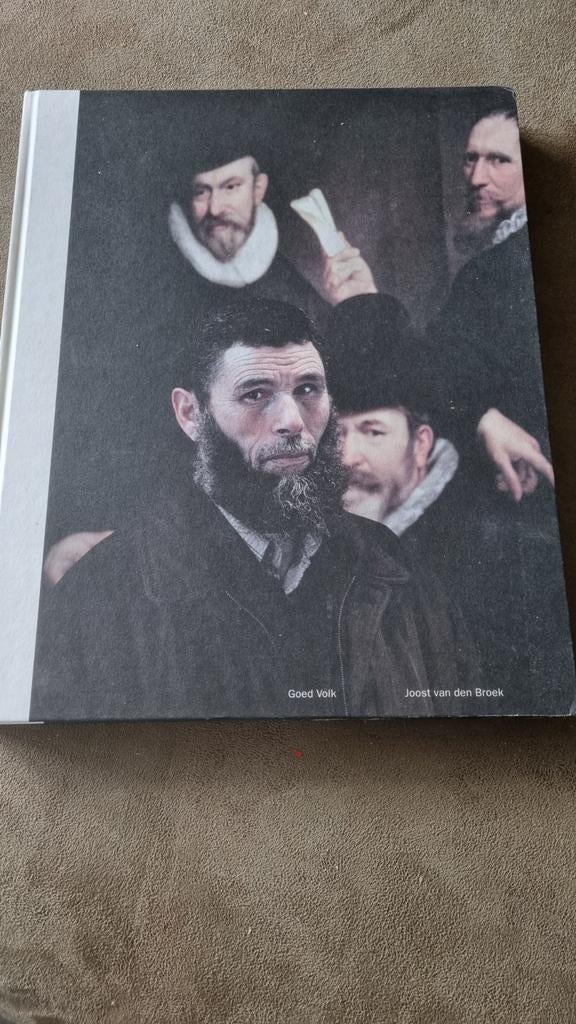 Goed Volk - Joost van den Broek (Gesigneerd), Ophalen of Verzenden, Zo goed als nieuw, Fotografie algemeen, Joost van den Broek