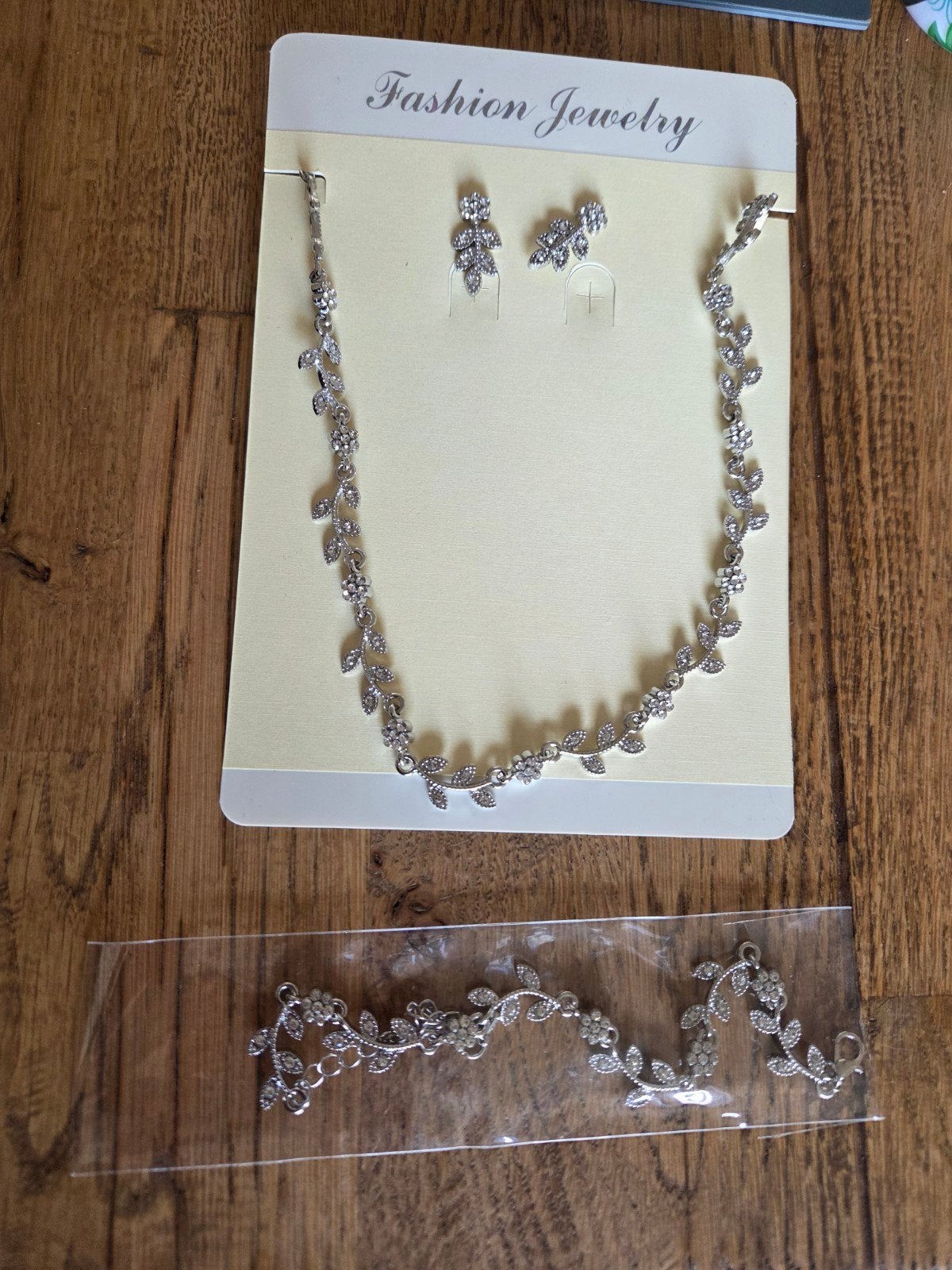 Zilverkleurige sieradenset, Overige materialen, Nieuw, Ophalen of Verzenden, Zilver