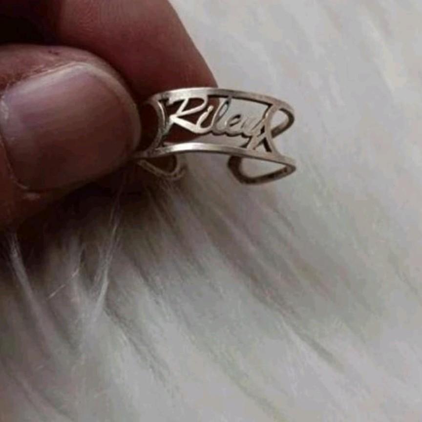 Zilverkleurige ring met naam 'Riley', Ophalen of Verzenden, Zo goed als nieuw, 17 tot 18, Dame