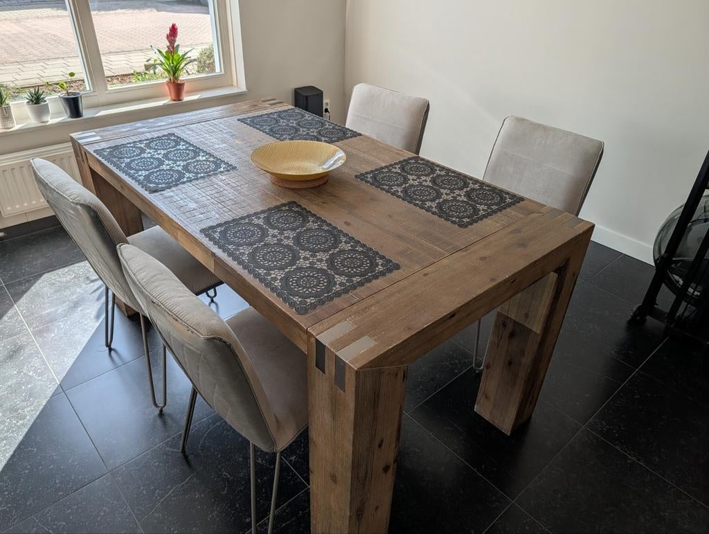 Robuuste houten eettafel met metalen accenten, Huis en Inrichting, Tafels | Eettafels, Overige houtsoorten, Gebruikt, 150 tot 200 cm