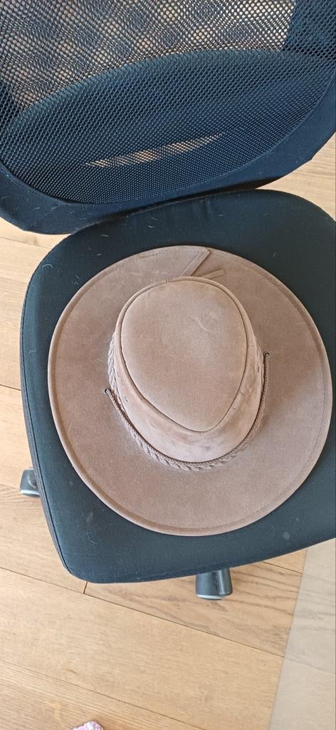 Bruine suède cowboyhoed met gevlochten band, Hoed, One size fits all, Ophalen of Verzenden, Onbekend