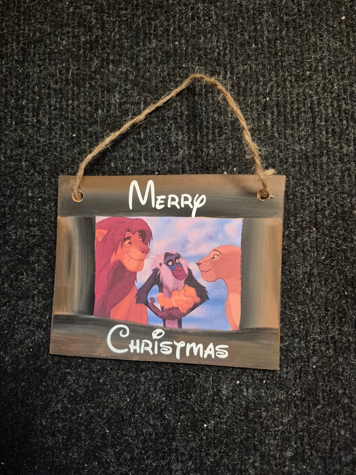 Handgemaakte lion king kerst hanger disney merry christmas, Ophalen of Verzenden, Leeuwenkoning of Jungle Boek, Zo goed als nieuw