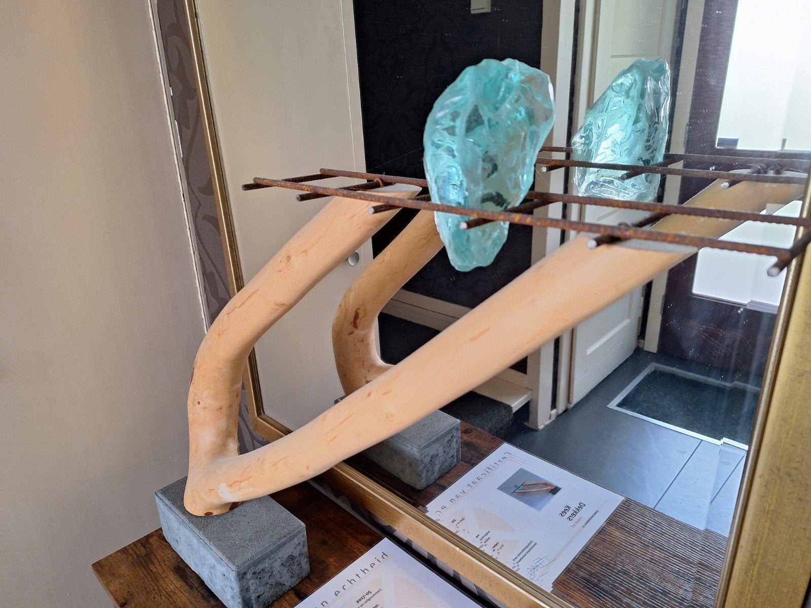 Abstracte sculptuur van hout, metaal en glas, Handgemaakt, Beeld, Bruin, Europa