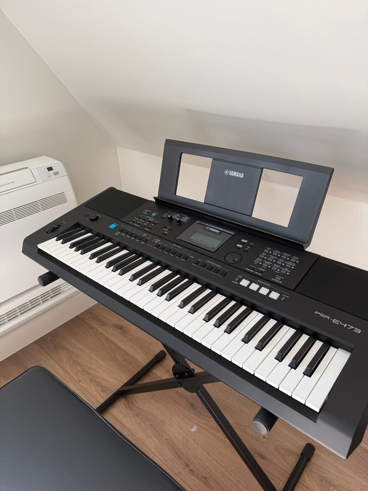 Yamaha PSR-E473 + Standaard & Zitbankje, Ophalen, 61 toetsen, Yamaha, Zo goed als nieuw
