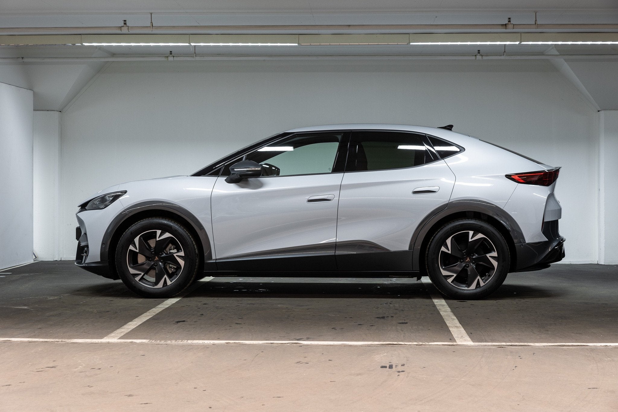CUPRA Tavascan Business 82 kWh, Auto's, Automaat, Stof, Gebruikt, Wit