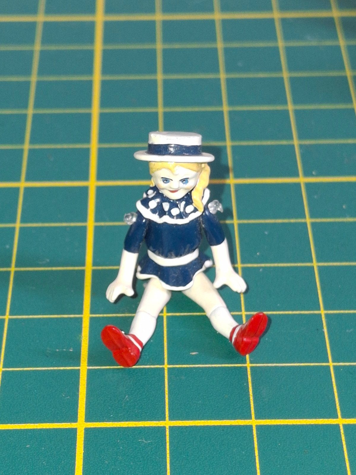 Poppenhuis 1:12  matrozenmeisje van tin van Minnie Maria, Ophalen of Verzenden, Zo goed als nieuw