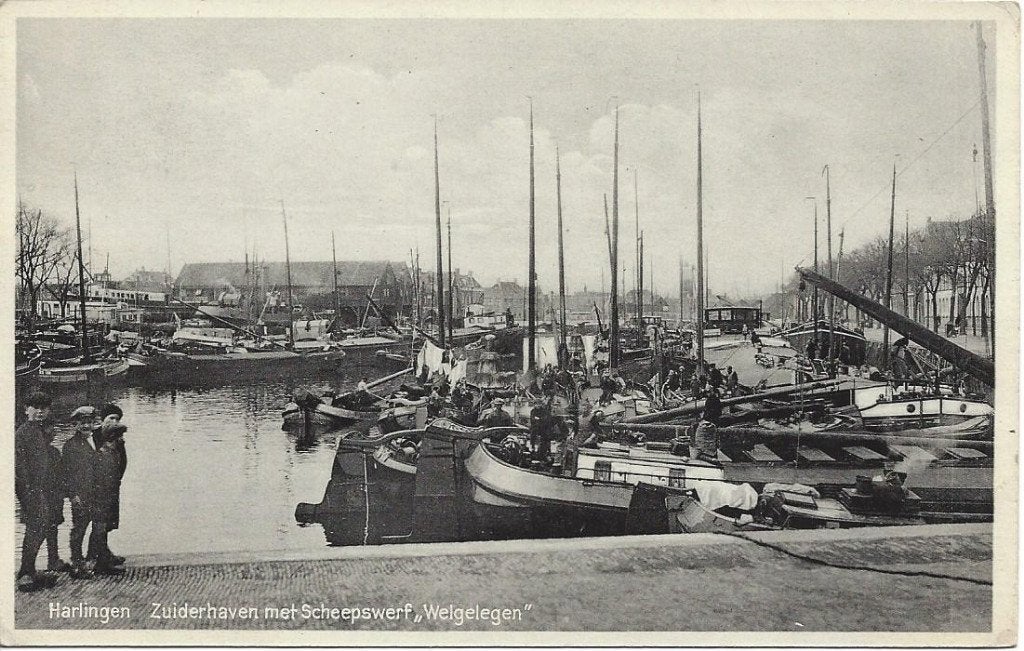 Harlingen (Fr.) Zuiderhaven met Scheepswerf Welgelegen, Volk, Verzamelen, Ansichtkaarten | Nederland, Ophalen of Verzenden, 1920 tot 1940