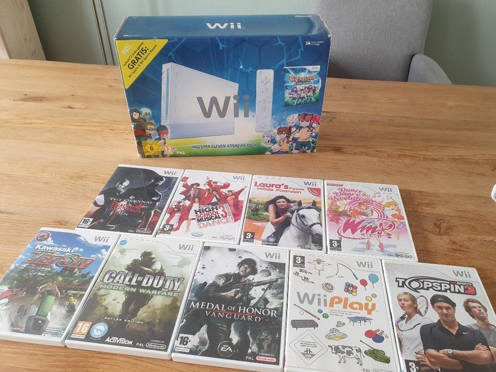 Nintendo Wii Inazuma Eleven Strikers Pack + 12 Games, Ophalen of Verzenden, Zo goed als nieuw, Met 1 controller, Met games