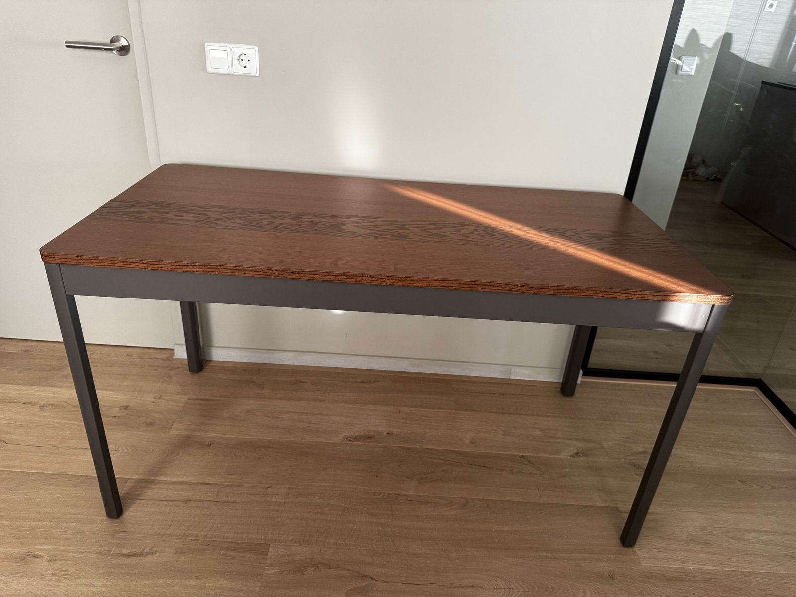 IKEA IDÅSEN Tafel 140x70x75 bruin/donkergrijs, Huis en Inrichting, Bureaus, Ophalen, Zo goed als nieuw, IKEA, Bruin