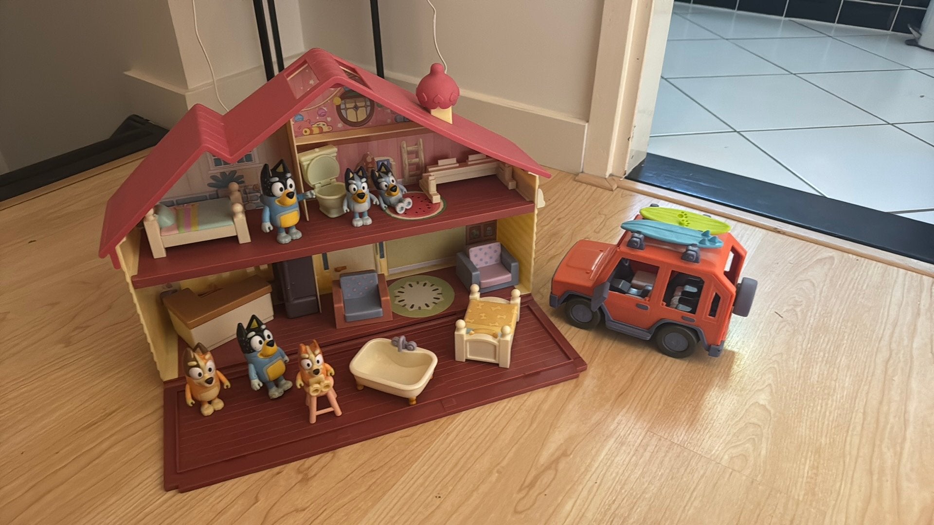 Compleet Bluey huis met auto en alles erop en eraan, Ophalen, Zo goed als nieuw