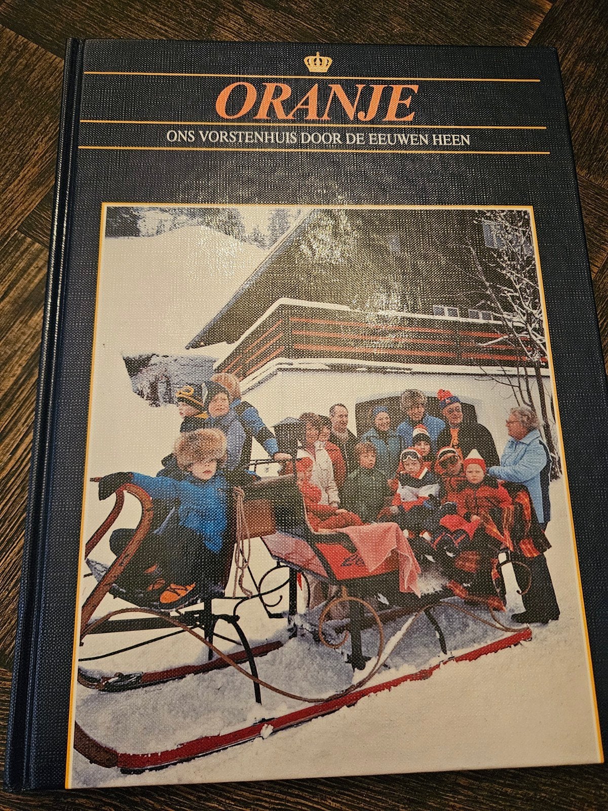 Boek: Oranje, Ons Vorstenhuis Door De Eeuwen Heen, Ophalen of Verzenden, Nieuw, Nederland, Tijdschrift of Boek