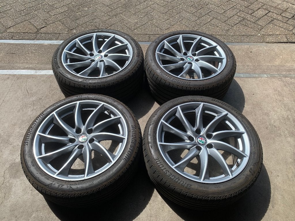 ALFA GIULIA QV VELGEN + BANDEN 225 45 R18 + 255 40 R18 +TPMS, 18 inch, Gebruikt, Banden en Velgen, Ophalen of Verzenden