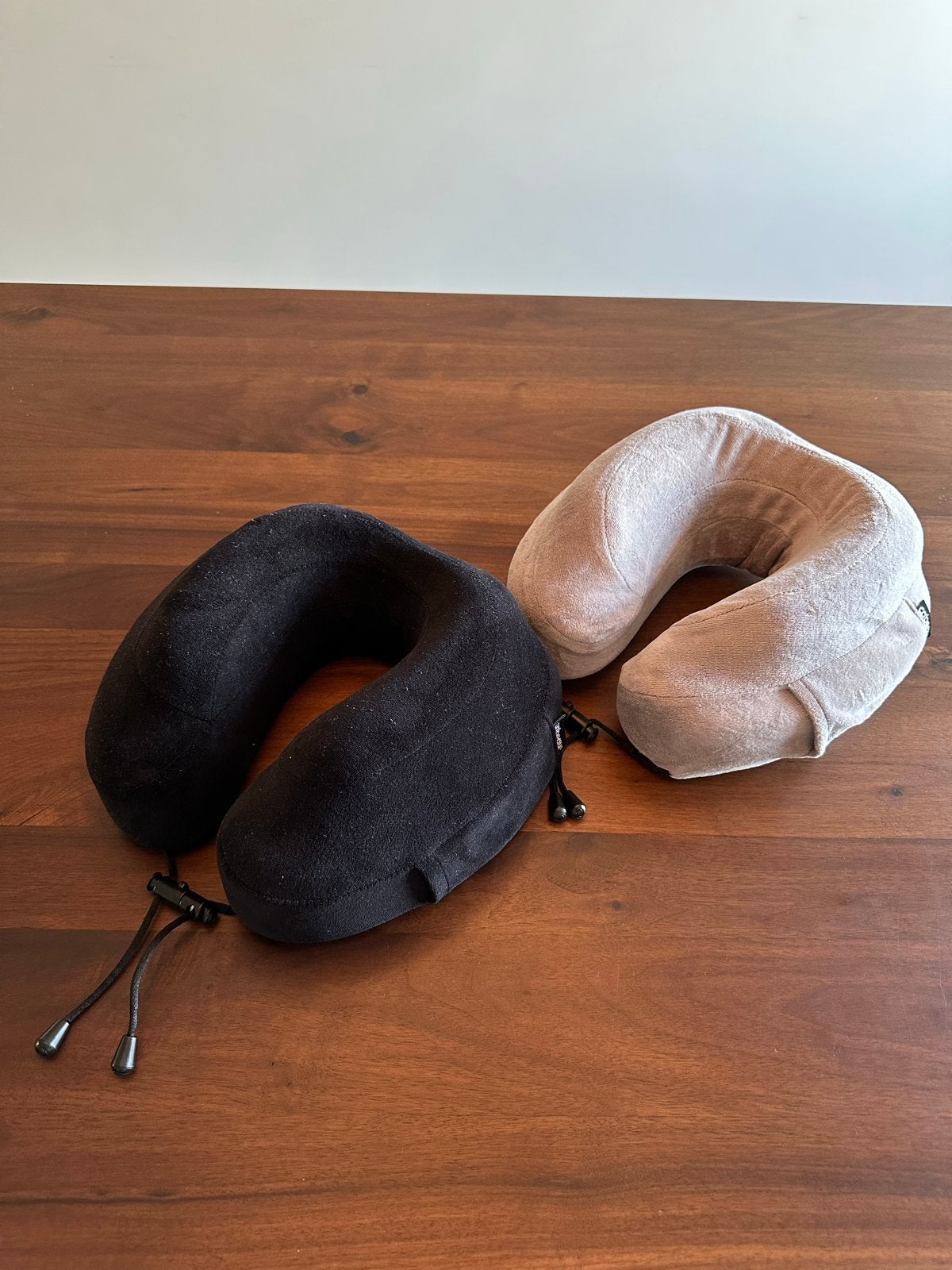 2x Cabeau nekkussen / reiskussen memory foam 2 stuks, Ophalen, Zo goed als nieuw