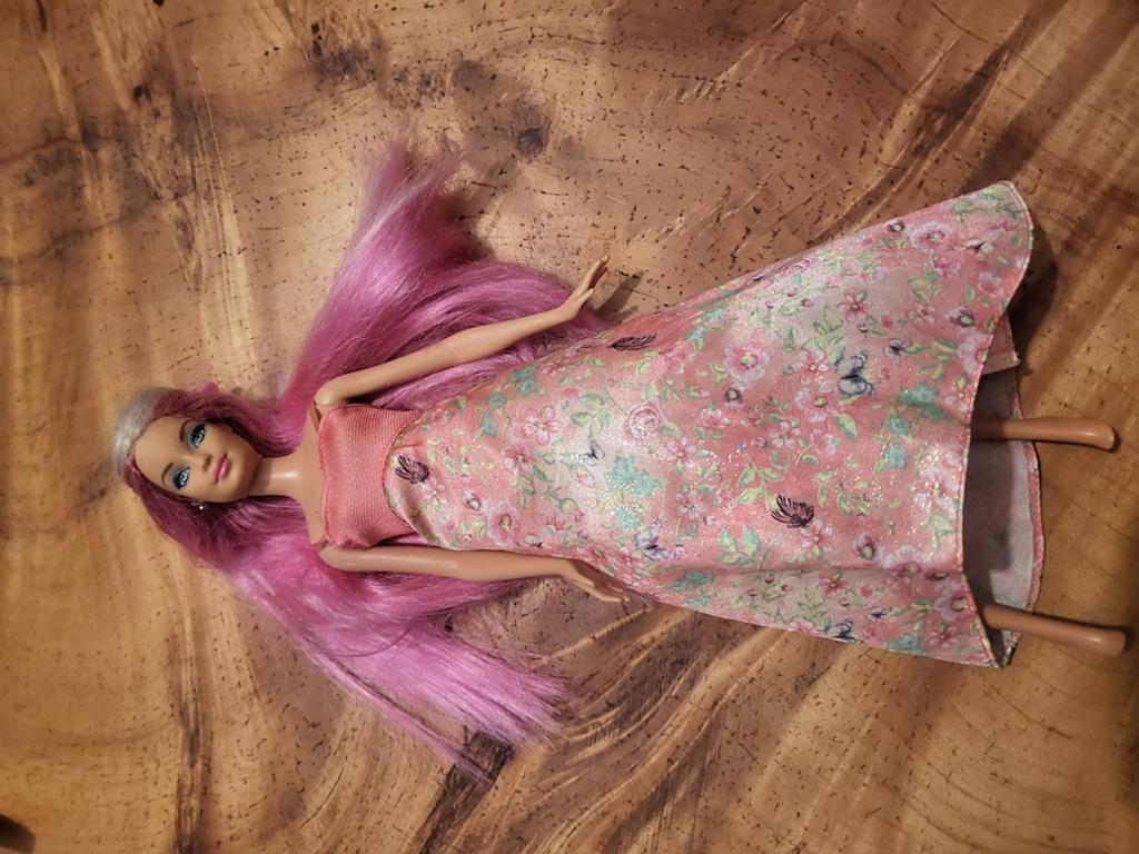 Barbie met roze haar en bloemenjurk, Ophalen of Verzenden, Gebruikt, Barbie