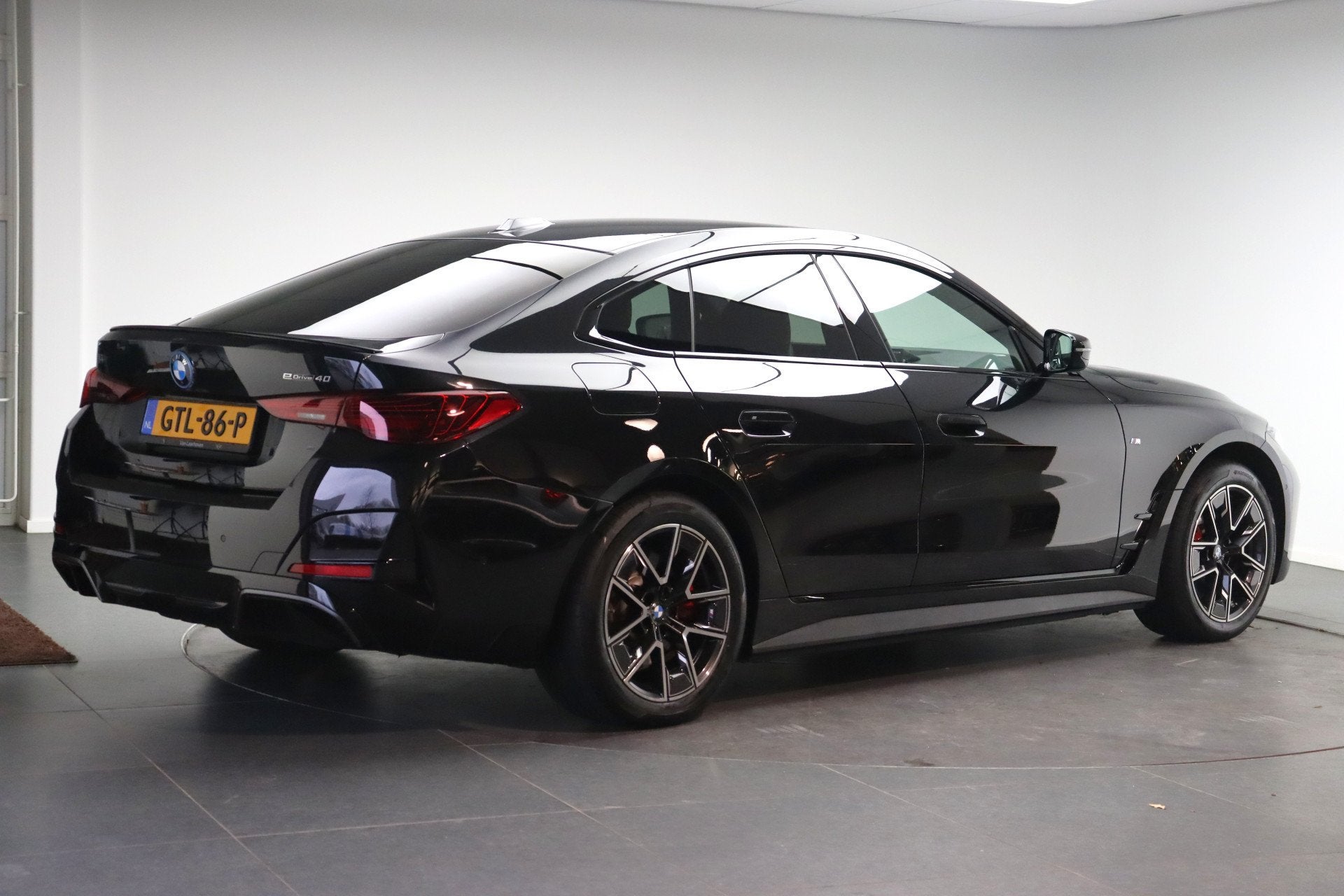 BMW i4 eDrive40 Gran Coupé M Sport / Achteruitrijcamera / A, Auto's, Achterwielaandrijving, Gebruikt, Zwart, 597 km