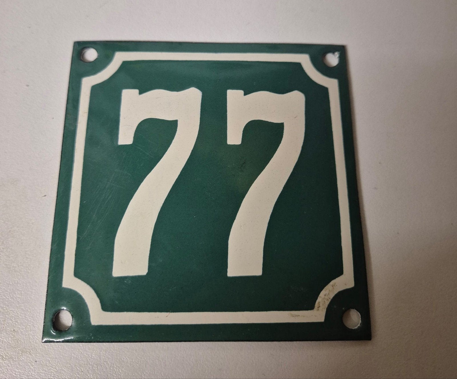 Antiek groen emaille huisnummer 77 - Nostalgisch bolbordje, Antiek en Kunst, Ophalen of Verzenden