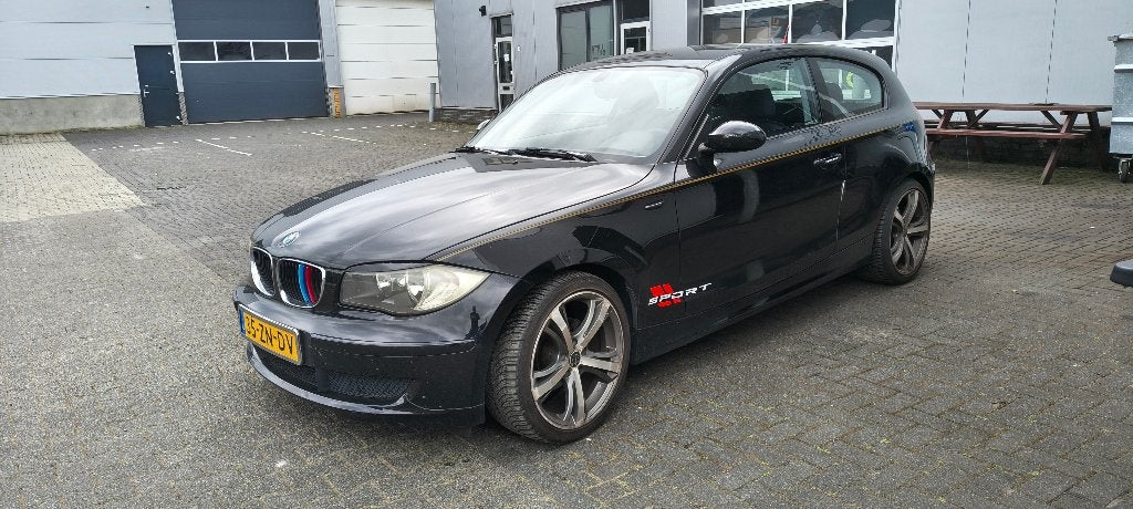 BMW  116i Introduction 2008 Zwart + Nw Apk, Auto's, 1-Serie, 1599 cc, 4 cilinders, Origineel Nederlands