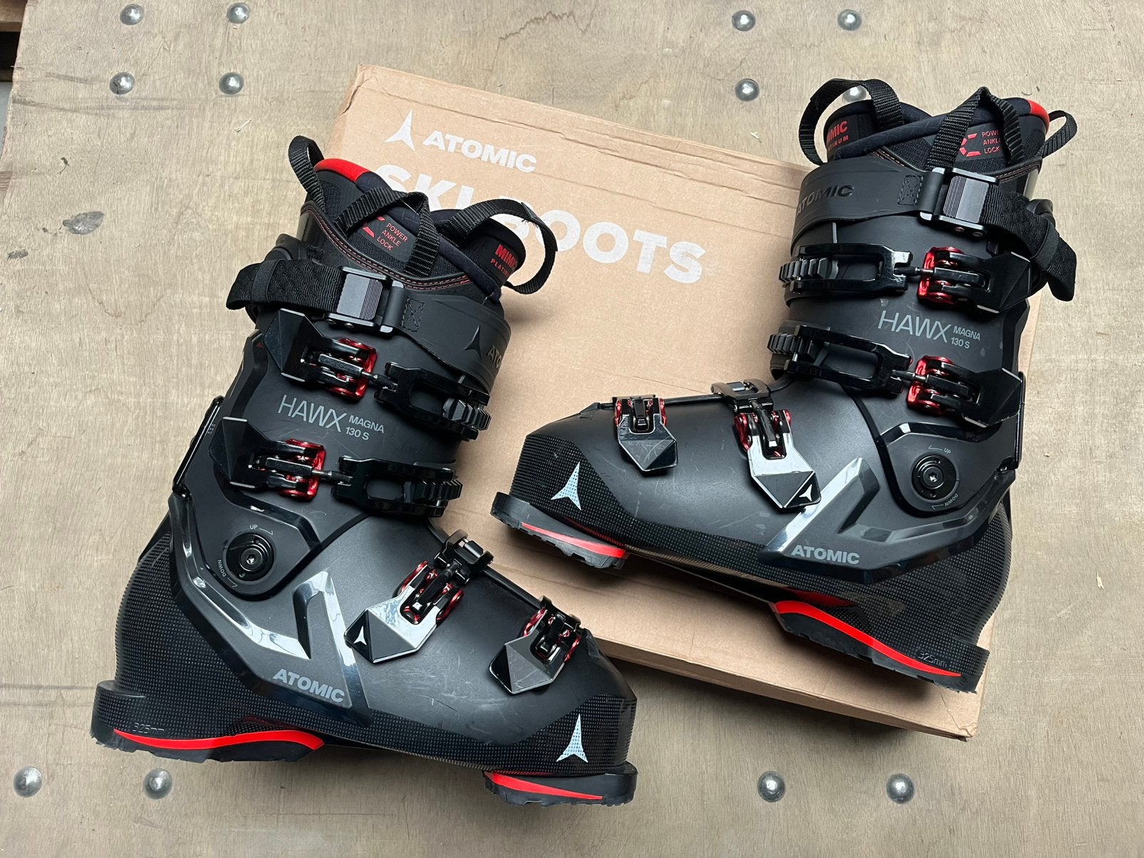 Atomic Hawx Magna 130 S Skischoenen 28/28.5 model 2025/26, Sport en Fitness, Schoenen, Ophalen of Verzenden, Zo goed als nieuw