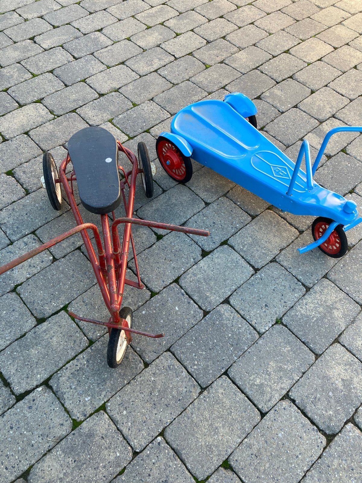 Vintage loopvoertuigen: rode driewieler en blauwe loopauto, Ophalen, Gebruikt, Loopvoertuig