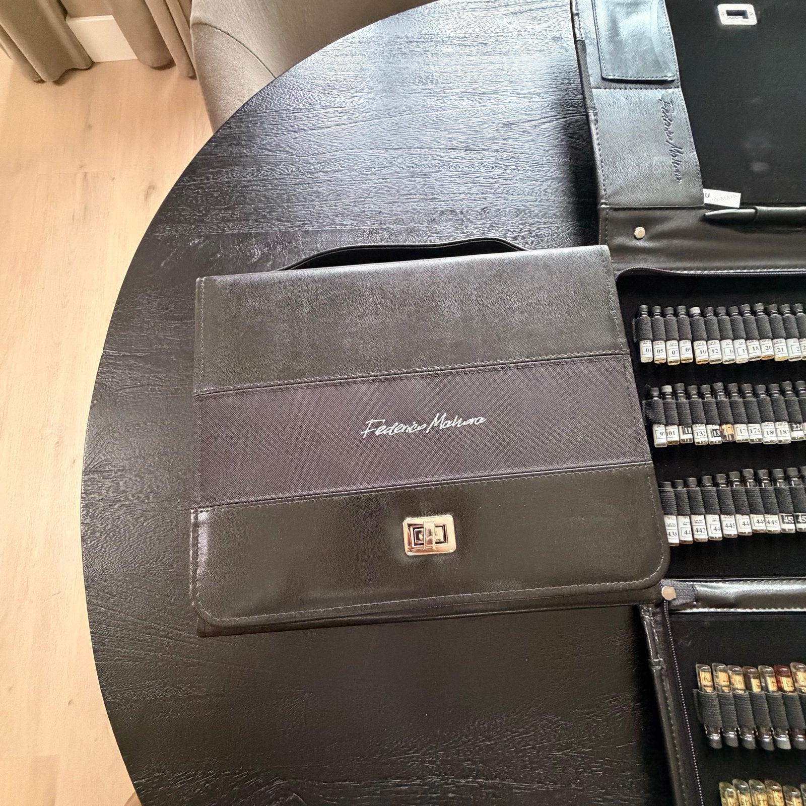 6st FM World Parfum mappen met uitgebreide samplecollectie, Ophalen of Verzenden, Zo goed als nieuw