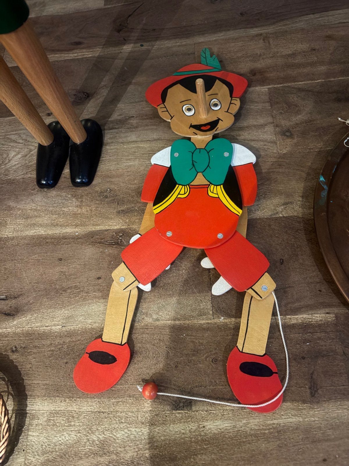 Twee Pinokkio poppen: trekpop en houten pop (als nieuw), Ophalen of Verzenden, Zo goed als nieuw, Overige typen