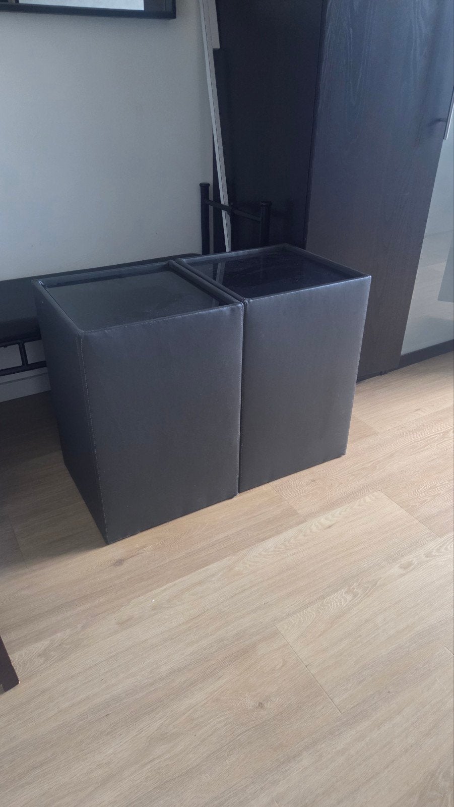 Set van 2 Nachtkastjes/Bijzettafels - Leer & Glas - Zwart, Minder dan 55 cm, Gebruikt, Vierkant, Ophalen of Verzenden