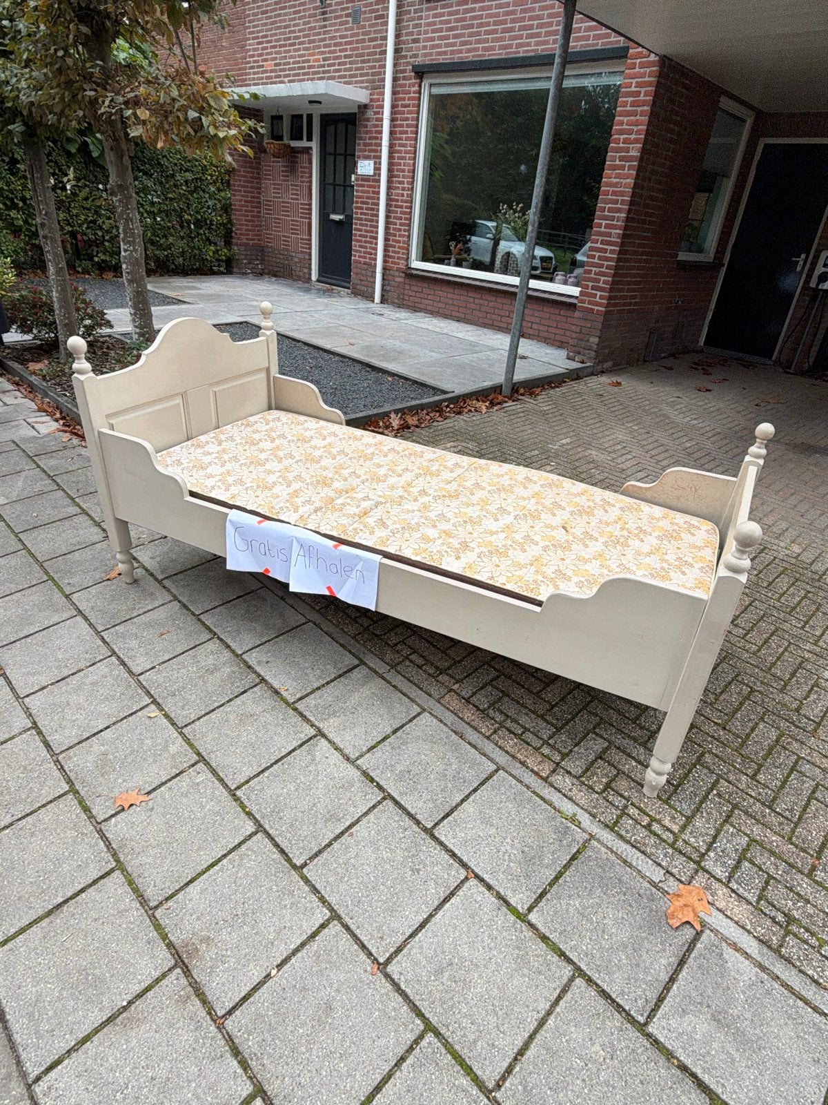 Bed eenpersoons met matras - Gratis af te halen, Gebruikt, 90 cm, Eenpersoons, Ophalen of Verzenden