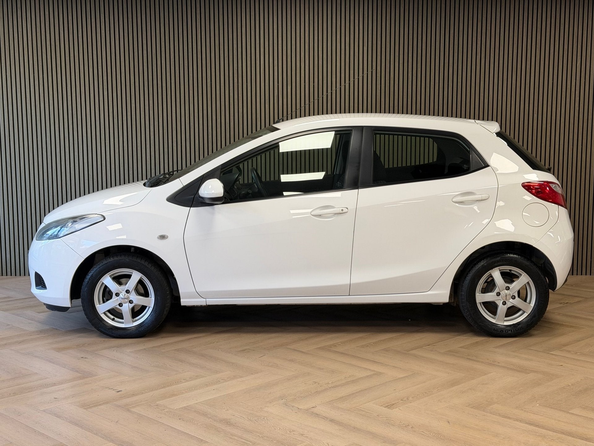 Mazda 2 AUTOMAAT PARKEERSENSOREN ACHTER AIRCO, Auto's, Stof, Gebruikt, Met garantie (alle), Wit
