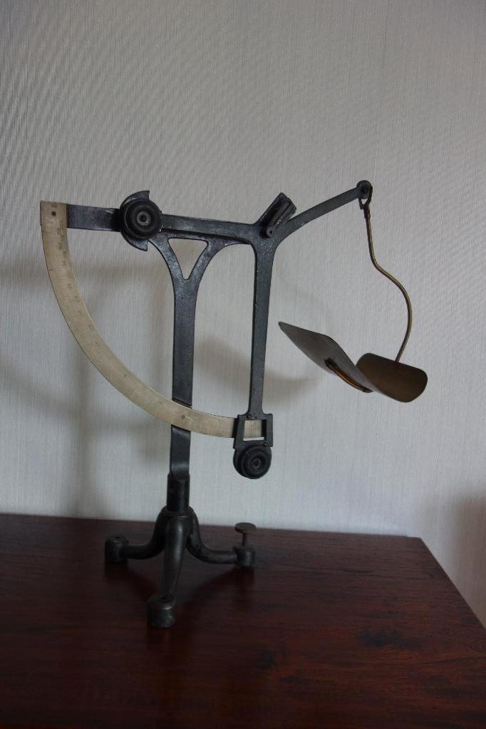 Weegschaal curiosa 1 kg., Antiek en Kunst, Ophalen of Verzenden
