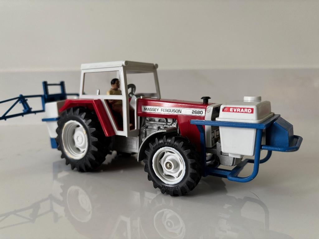 Britains 1:32 Massey Ferguson 2680 + Evrard spuitset, Ophalen of Verzenden, Gebruikt, Tractor of Landbouw, Britains