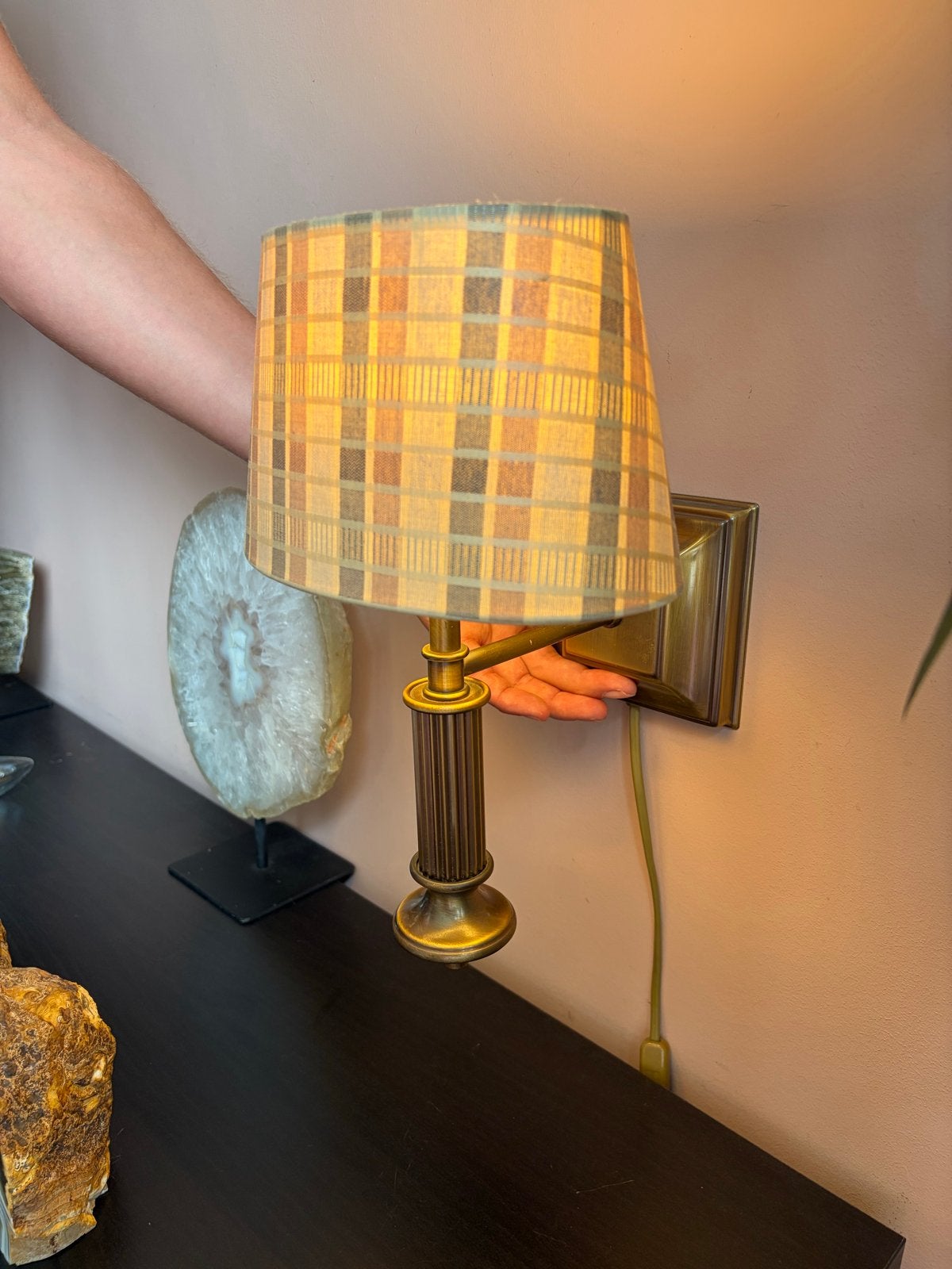Vintage Messing Wandlamp met Schotse Ruit Kap, Antiek en Kunst, Ophalen of Verzenden